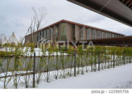 冬の石川県立図書館　風景 122985756