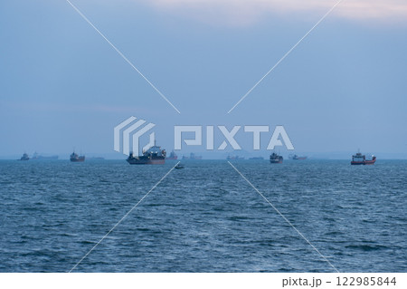 ホルムズ海峡を漂うタンカーの風景 122985844