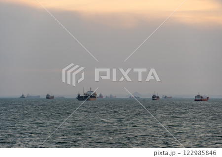 夕暮れのホルムズ海峡を漂うタンカーの風景 122985846