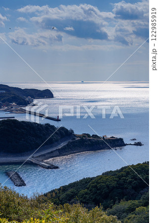 柔らかな冬の日差しに包まれる和歌山加太港　雲間から届く光の筋と光り輝く海面③ 122985919