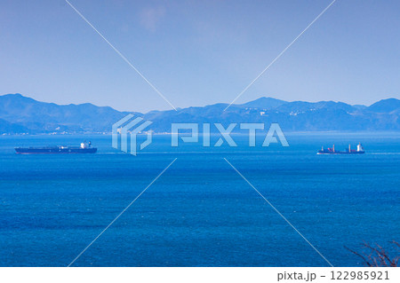 和歌山紀淡海峡　柔らかな冬の日差しのもとで海峡を行き交う船① 122985921