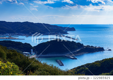 柔らかな冬の日差しに包まれる和歌山加太港 雲間から届く光の筋と光り輝く海面⑤ 柔らかな冬の日差しに包まれる和歌山加太港 雲間から届く光の筋と光り輝く海面⑤ 122985925