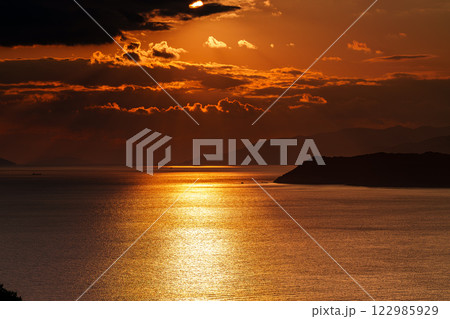 和歌山紀淡海峡の美しい夕焼け　雲間から照らす太陽で黄金色に染まる空と海③ 122985929