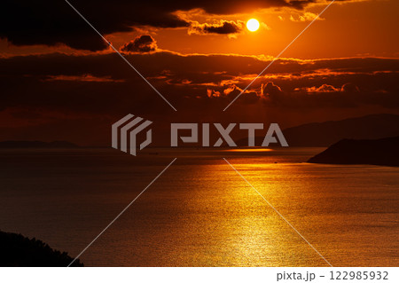 和歌山紀淡海峡の美しい夕焼け　空と海を黄金色に染めながら淡路島方向へ沈んで行く太陽③ 122985932