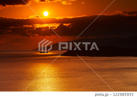 和歌山紀淡海峡の美しい夕焼け 空と海を黄金色に染めながら淡路島方向へ沈んで行く太陽➅ 和歌山紀淡海峡の美しい夕焼け 空と海を黄金色に染めながら淡路島方向へ沈んで行く太陽➅ 122985935