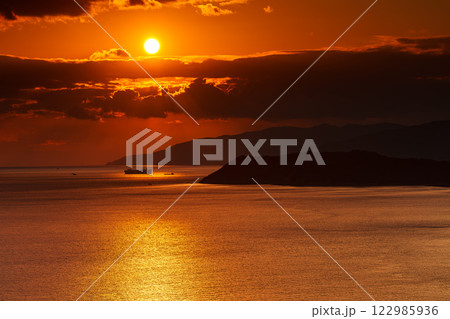 和歌山紀淡海峡の美しい夕焼け　空と海を黄金色に染めながら淡路島方向へ沈んで行く太陽⑦ 122985936