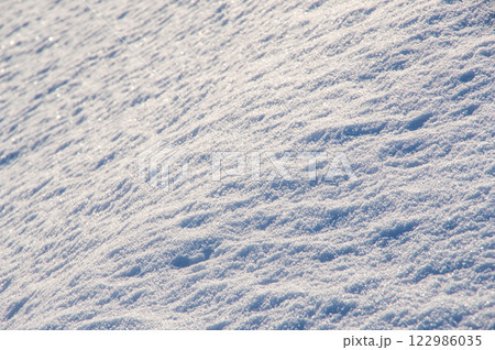 朝日に輝く雪原 122986035