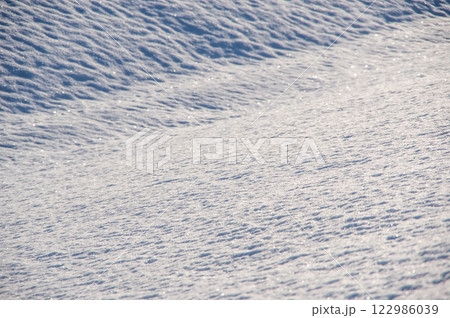 朝日に輝く雪原 122986039