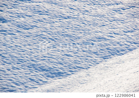 朝日に輝く雪原 122986041