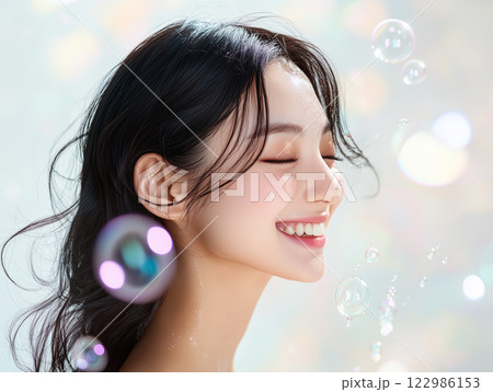 泡と女性のイメージ 122986153
