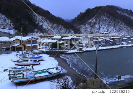 笹川流れを走る特急いなほ 122986216