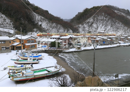 笹川流れを走る特急いなほ 122986217