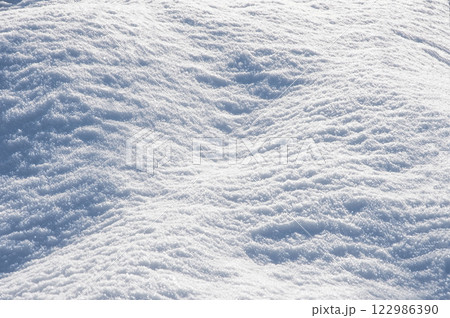 朝日に輝く雪原 122986390