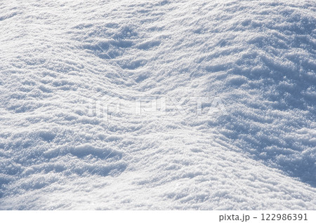 朝日に輝く雪原 122986391