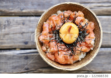 卵黄を乗せたサーモンユッケ丼 122986530