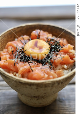 卵黄を乗せたサーモンユッケ丼 122986532