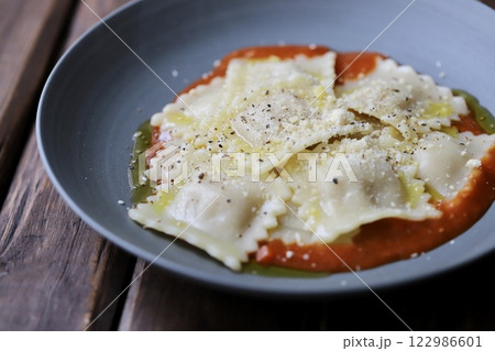 トマトソースで食べるラビオリ 122986601