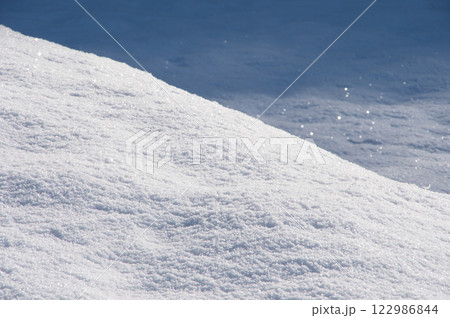 美しい雪面模様【積雪風景イメージ】 122986844