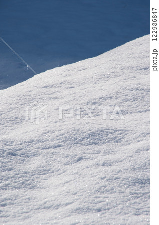 美しい雪面模様【積雪風景イメージ】 122986847