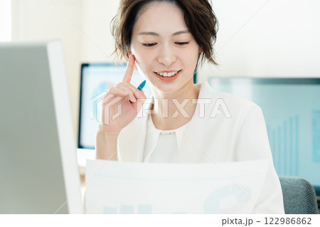 DXツールで仕事するビジネスウーマン DXツールで仕事するビジネスウーマン 122986862