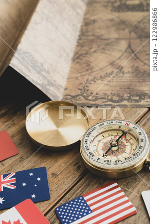 方位磁石と世界の国旗　旅や旅行のイメージ写真 122986866