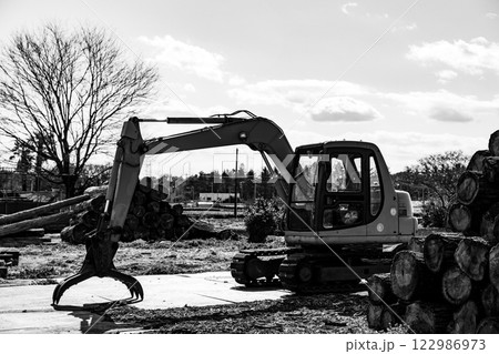 工事現場　重機ユンボ 122986973