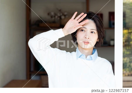 リビングから外を見る女性 122987157