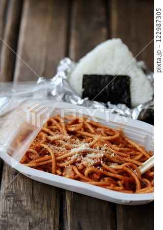 コンビニ弁当のパスタとおにぎり バランスの悪いご飯 コンビニ弁当のパスタとおにぎり バランスの悪いご飯 122987305