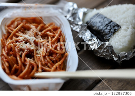 コンビニ弁当のパスタとおにぎり バランスの悪いご飯 コンビニ弁当のパスタとおにぎり バランスの悪いご飯 122987306