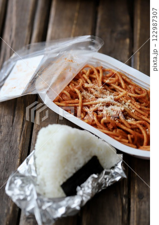 コンビニ弁当のパスタとおにぎり バランスの悪いご飯 コンビニ弁当のパスタとおにぎり バランスの悪いご飯 122987307