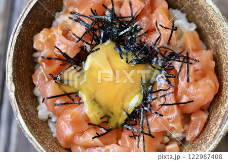 卵黄を崩したサーモンユッケ丼 122987408