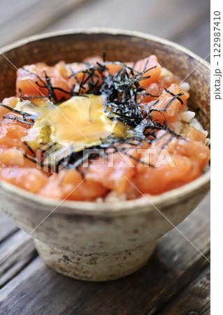 卵黄を崩したサーモンユッケ丼 122987410