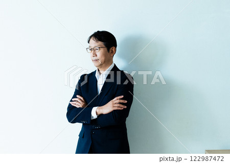 疲れが取れない中高年男性 疲れが取れない中高年男性 122987472