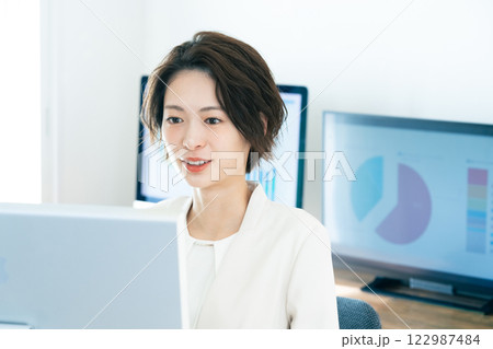 DXツールで仕事をするビジネスウーマン 122987484