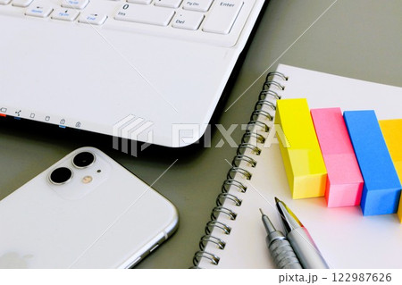ビジネスイメージ　パソコンとスマホ　筆記用具　付箋 122987626
