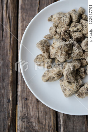 沖縄多良間島産のカチ割り黒糖　固形黒糖 122987791