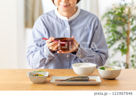 和食の朝食を食べるミドル女性 122987846
