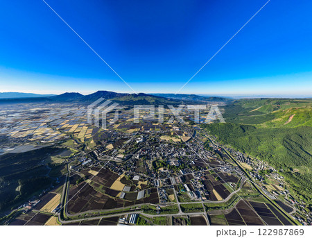 阿蘇山麓のパノラマ空撮 122987869