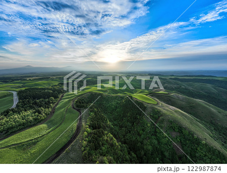 壮大な大地のパノラマ空撮 122987874