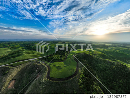 壮大な大地のパノラマ空撮 壮大な大地のパノラマ空撮 122987875