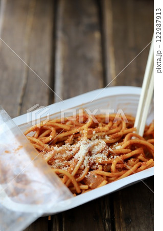 コンビニ弁当のミニパックのナポリタンスパゲティ 122987913