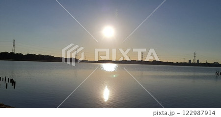 手賀沼の夕日（千葉県我孫子市） 122987914