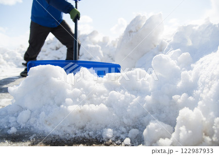 スコップで除雪する 122987933