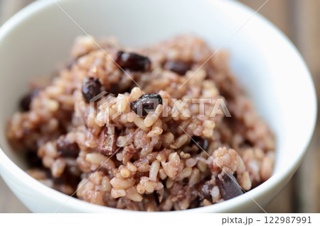 白いお茶碗に盛った発酵玄米ごはん 122987991