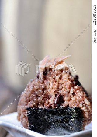 発酵玄米で作った三角の鮭おにぎり 122988015