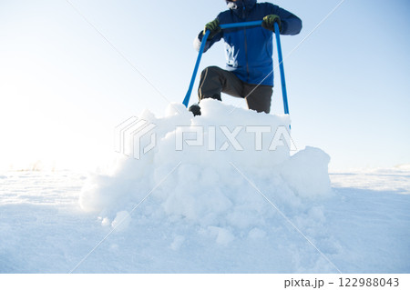 スノーダンプで除雪する 122988043