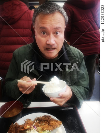 山小屋食堂でミックスフライ定食を箸で上手に美味しそうに食べるシニア男性 山小屋食堂でミックスフライ定食を箸で上手に美味しそうに食べるシニア男性 122988322