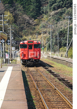 のんびりと山陰本線を走るローカル列車 のんびりと山陰本線を走るローカル列車 122988565