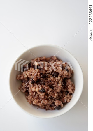 白いお茶碗に盛った発酵玄米ごはん 122988661