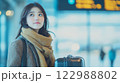 空港と女性 122988802